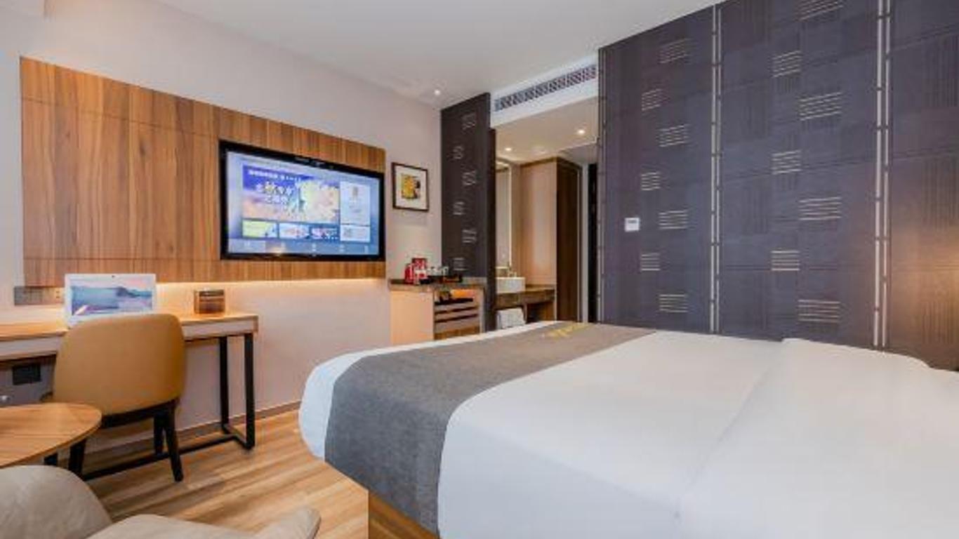 Home Inn Plus (Shanghai Lujiazui Dongfang Road)