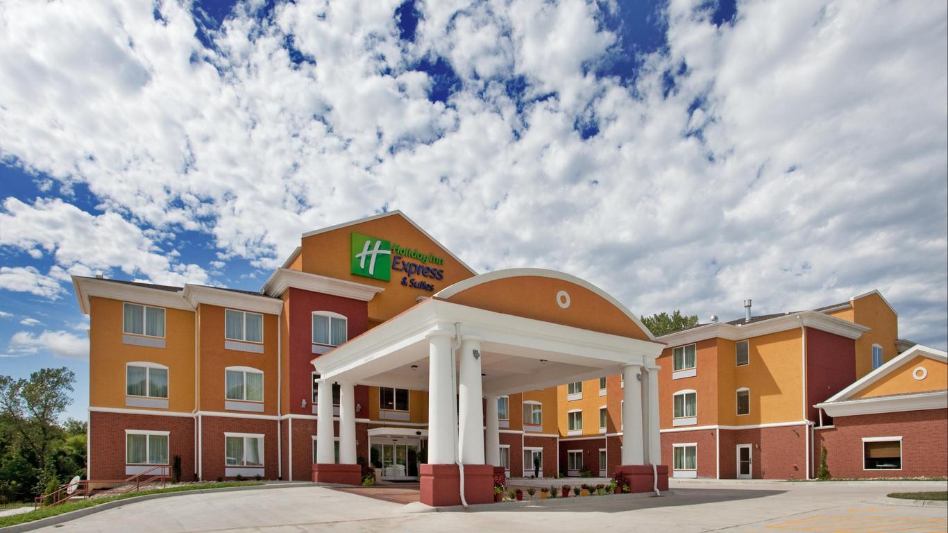 Holiday Inn Express & Suites Kansas City Sport Complex Area